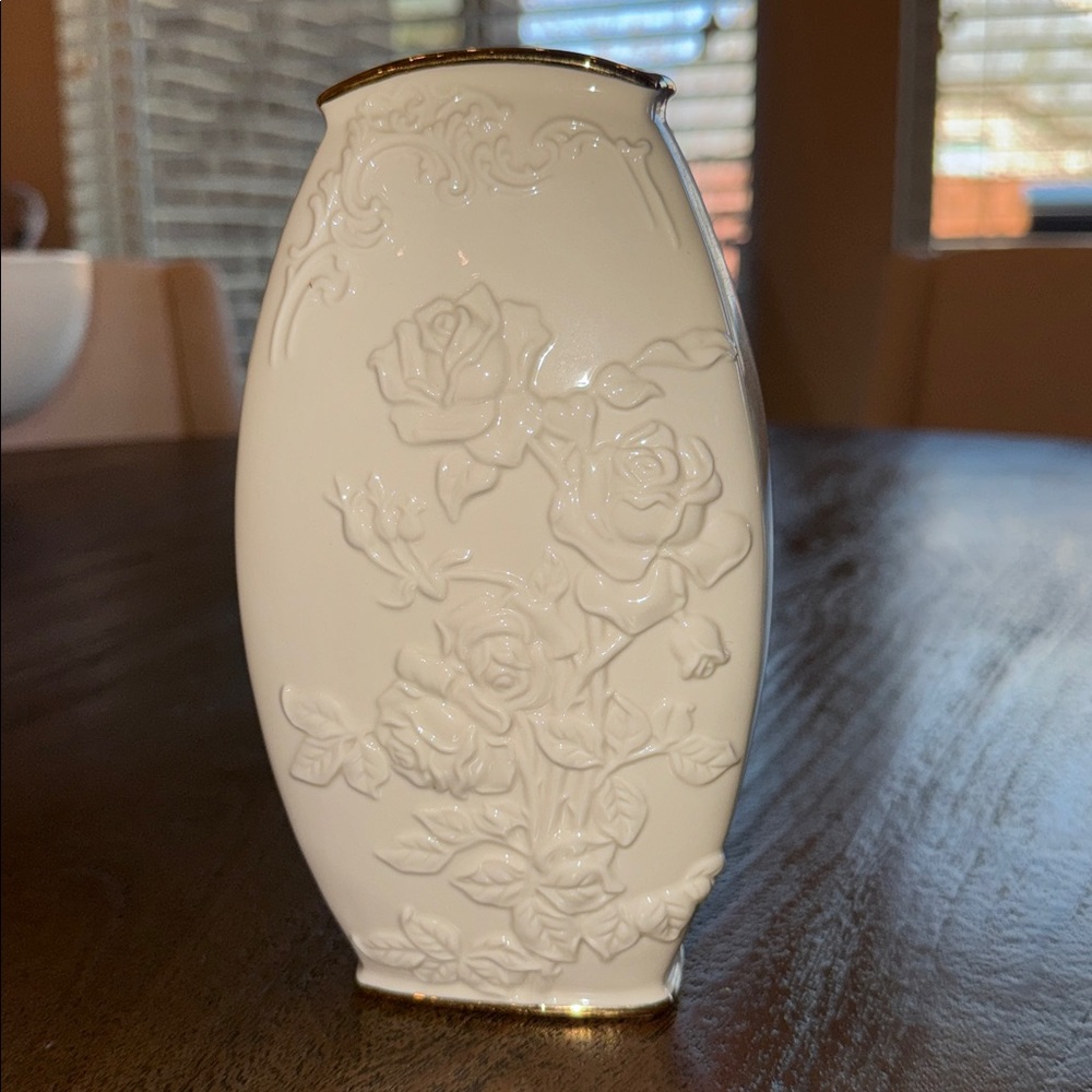 Elegant Lenox Cream Vase with Gold Accents